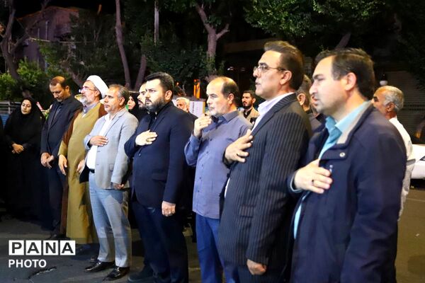 سوگواره شبانه دانش آموزان تبریز در تجمعات مردمی برای رهبر شهید
