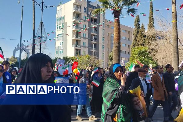حضور پرشور مردم شیراز در راهپیمایی 22 بهمن، خون تازه در رگ‌های انقلاب 