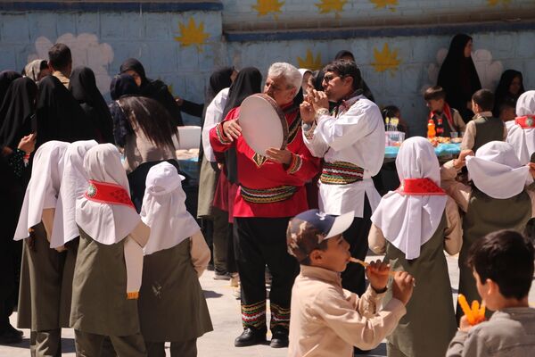 برپایی بازارچه تمام تشکلاتی در دبستان شهید ناصری