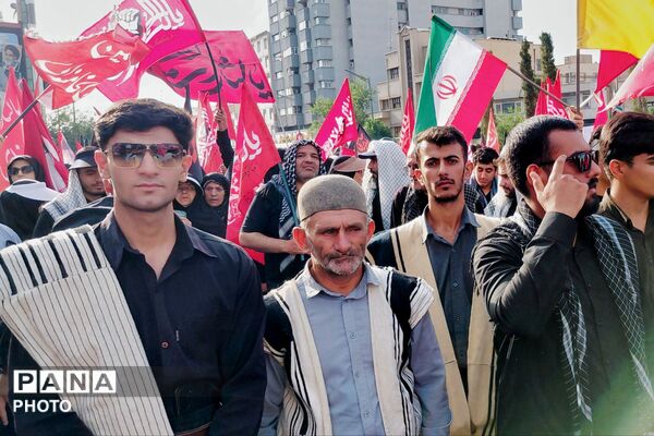 حضور پرشور جمعی از قوم بختیاری لردگان در آیین تشییع رهبر در میدان انقلاب تهران
