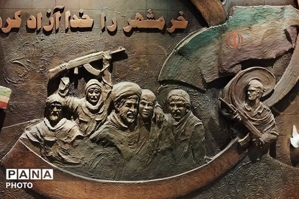 بازدید از موزه ی ملی انقلاب اسلامی به مناسبت هفته‌ی دفاع مقدس