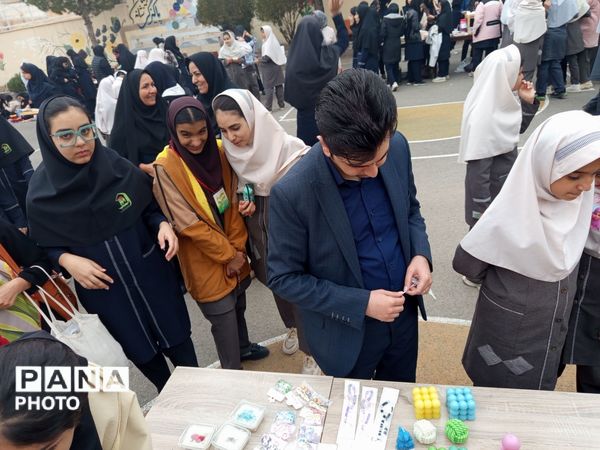 برپایی بازارچه دانش آموزی در دبیرستان شاهد هاجرشهرستان کاشمر