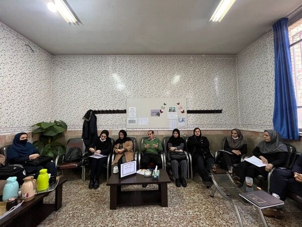 برگزاری کارگاه آموزشی بازی و یادگیری در جمع همکاران دبستان هیات امنایی ملاصدرا 