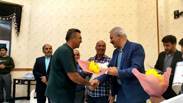 حضور مسئولان آموزشی در بن برای گفت‌وگو دربارهٔ مسائل مدارس با اولیا