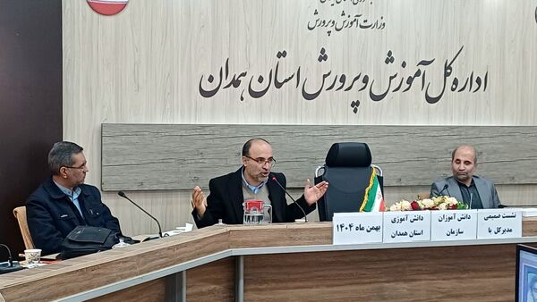 نشست دانش‌آموزان پیشتاز و پانا با مسئولان آموزش و پرورش همدان