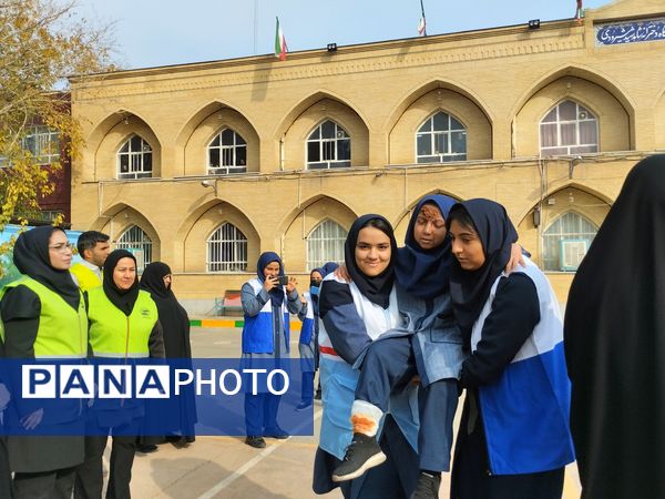 مانور سراسری زلزله در دبیرستان دخترانه شاهد شیرودی 