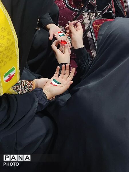 خدمت رسانی اعضای سازمان دانش‌آموزی استان سمنان به مردم در قالب پویش راویان و پیشتازان فتح