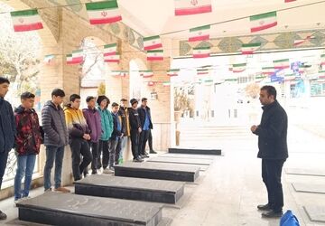 غبارروبی مزار شهدا توسط دانش‌آموزان دبیرستان ابن‌سینا رودهن در هفته تربیت اسلامی 