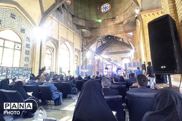 غبار روبی مزار شهیدان رجایی و باهنر با حضور وزیر آموزش و پرورش 