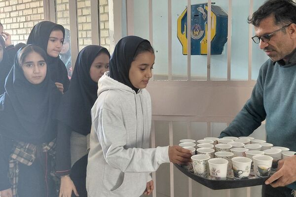  مراسم سوگواری و توزیع نذری به مناسبت شهادت حضرت فاطمه زهرا (س) در دبیرستان بعثت۲