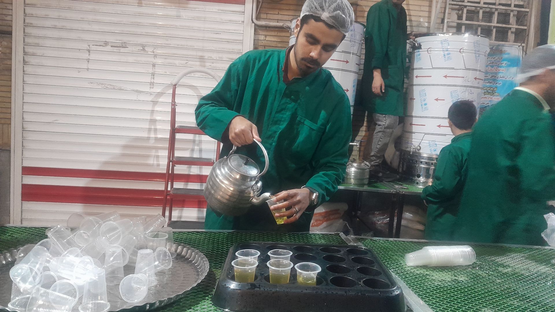 فعالیت چایخانه حضرت فاطمه  زهرا (س) در نود و ششمین شب از اجتماعات مردمی 