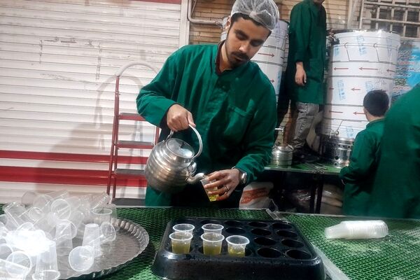 فعالیت چایخانه حضرت فاطمه  زهرا (س) در نود و ششمین شب از اجتماعات مردمی 