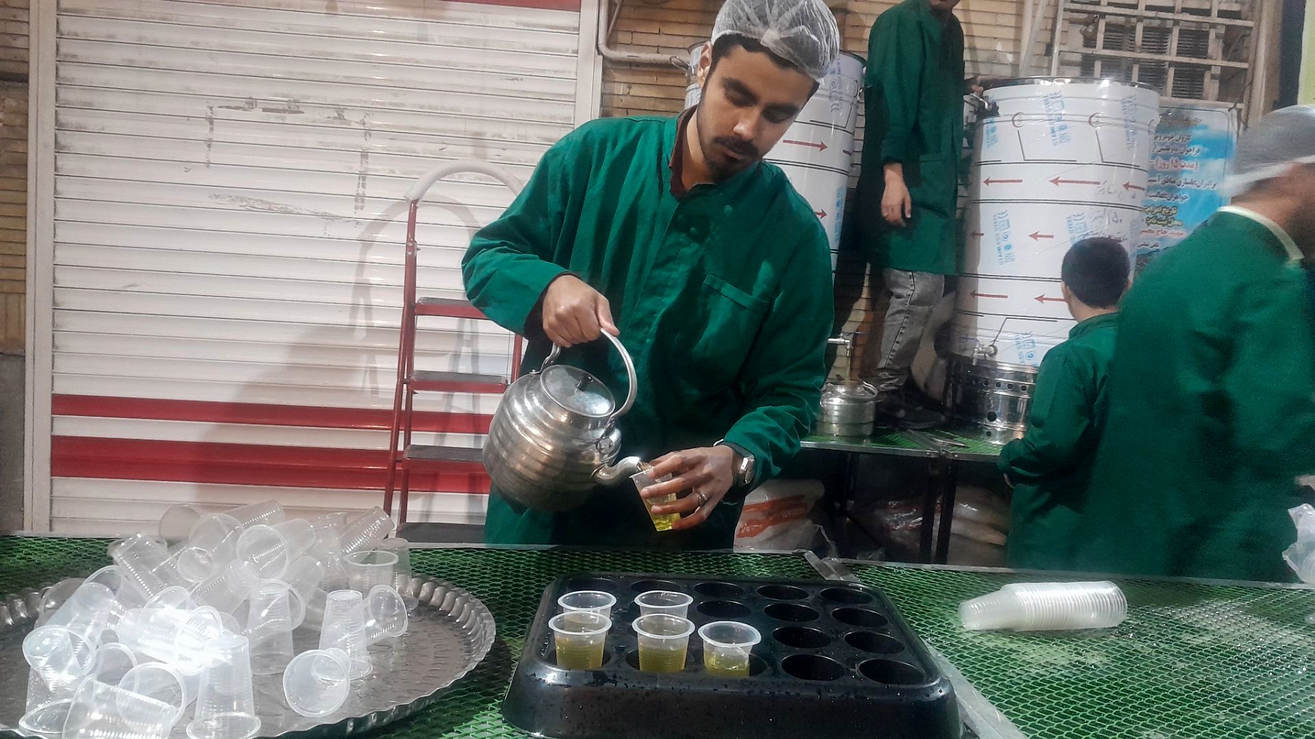 فعالیت چایخانه حضرت فاطمه  زهرا (س) در نود و ششمین شب از اجتماعات مردمی 