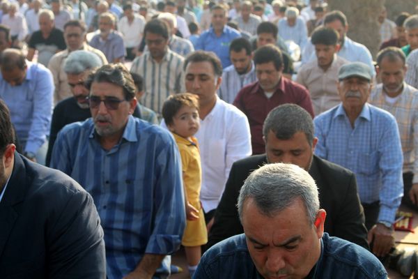 بندرعباسی‌ها توفیق یک ماه عبادت را در نماز عید فطر به شکرانه نشستند
