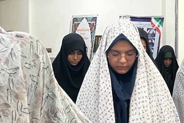 برپایی نماز جماعت همراه با بزرگداشت و تجلیل از مقام‌آوران دانش‌آموزی مدرسه نمونه دولتی ارشاد