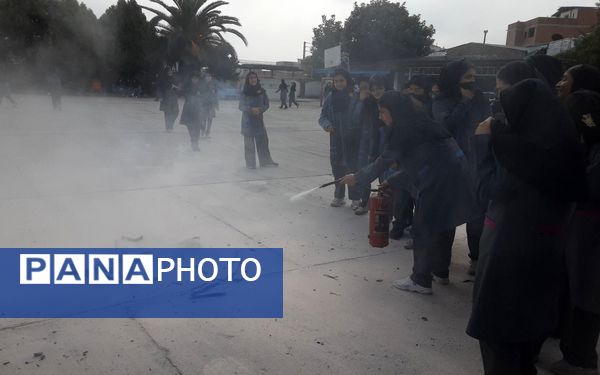 مانور آتش نشانی در دبیرستان فرزانگان قائمشهر