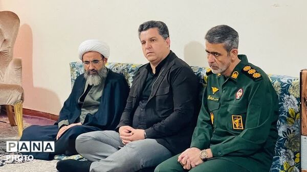 دیدار مسئولین شهرستان فردیس با جمعی از خانواده معظم شهدا