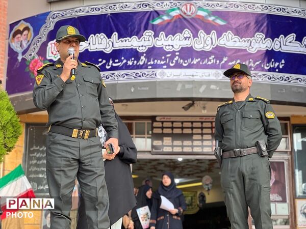 برپایی مراسم هفته نیروی انتظامی در دبیرستان شهید تیمسار فلاحی ناحیه 1 کرج 