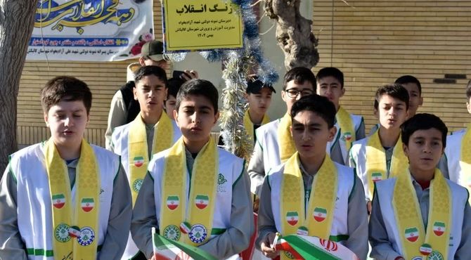 نواخته شدن زنگ انقلاب در مدرسه نمونه دولتی شهید علی آزادی خواه