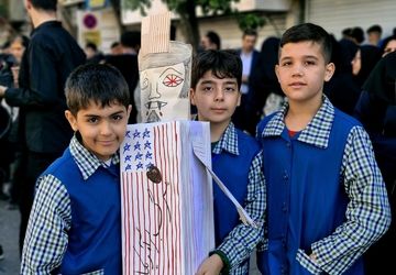 در امتداد آبان، صدای مدرسه‌ها به آسمان رسید