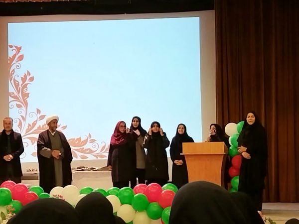 تجلیل از دانش‌آموزان برتر دبیرستان میردادماد