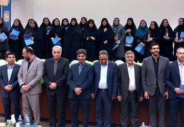 گرامیداشت مقام معلم با حضور مسئولان در فرهنگ‌سرای بزرگ شهر اراک