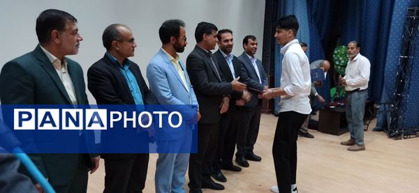 تجلیل از رتبه‌های برتر کنکور در بم