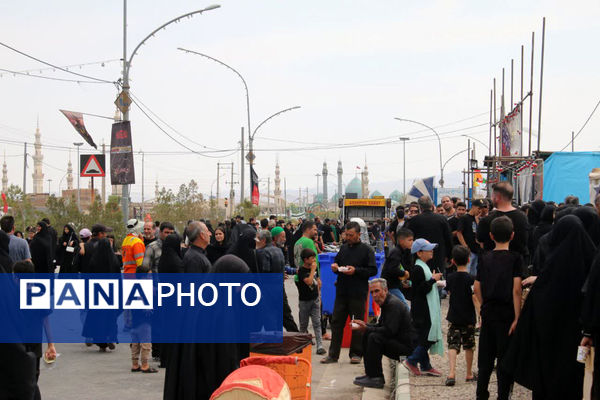 جلوه‌های زیبای انس و همدلی در خدمت به ارادتمندان سیدالشهدا(ع)