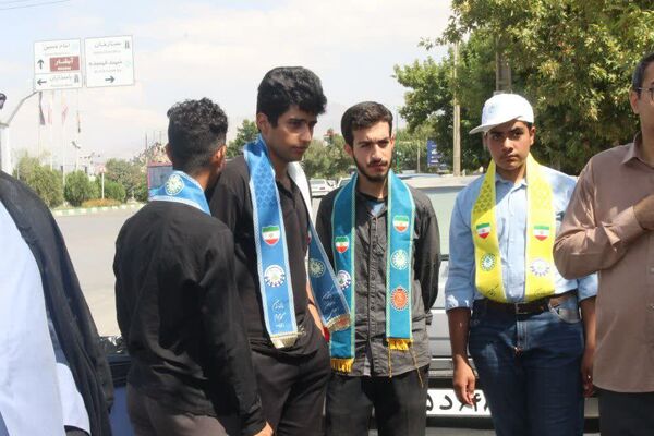 توزیع شربت نذری توسط دانش‌آموزان در موکب سازمان دانش‌آموزی کهگیلویه‌و‌بویراحمد