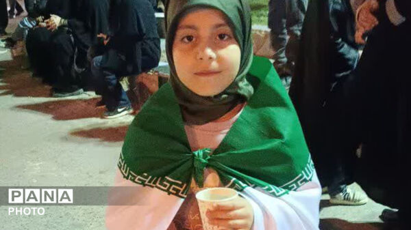 موج مداوم‌مردمی در پی شهادت قائد امت همراه با شبی با شهدا در میدان امام خمینی (ره) شهرستان کوهدشت
