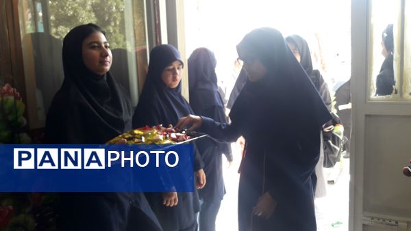 آیین بازگشایی مدارس و نواختن زنگ مهر ایثار وشهادت در دبیرستان میرزا جعفر سروقد