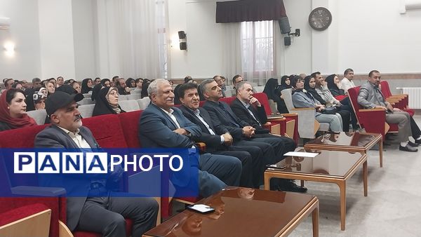 جلسه انجمن اولیا و مربیان در دبیرستان دوره دوم آرمینه مصلی نژاد