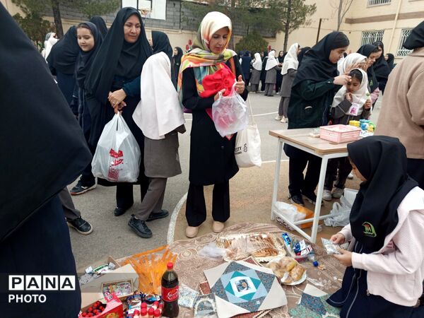 برپایی بازارچه دانش آموزی در دبیرستان شاهد هاجرشهرستان کاشمر