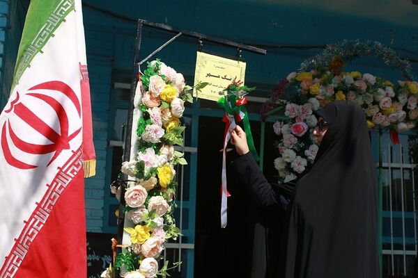 آیین نواختن زنگ بازگشایی مدارس در بهارستان‌2