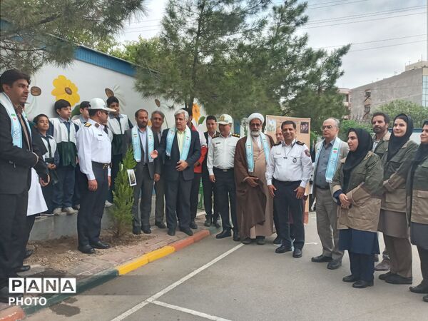 کاشت نهال به یاد دانش آموزان شهید میناب در دبستان آرمینه مصلی نژاد
