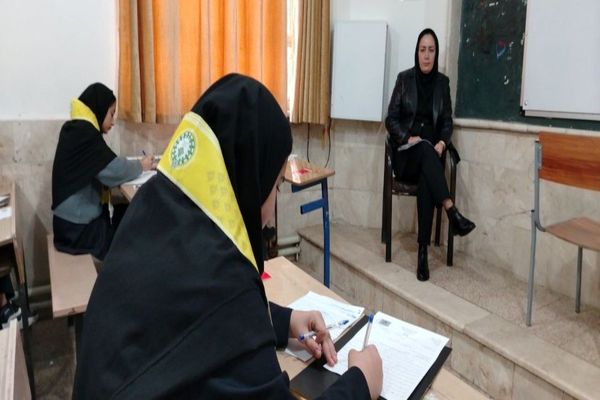  امتحانات ترم اول در دبیرستان دهنوی