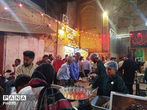 ۱۷۵ شب خدمت در آستان آل‌الله؛ حال‌وهوای چایخانه حضرت زهرا (س) در شب شهادت امام حسن عسکری (ع)
