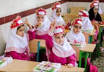 جشن شکوفه ها با حضور دانش آموزان کلاس اولی و اولیا آنها در دبستان شاهد فاطمه الزهرا 