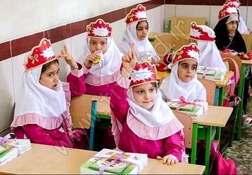 جشن شکوفه ها با حضور دانش آموزان کلاس اولی و اولیا آنها در دبستان شاهد فاطمه الزهرا 