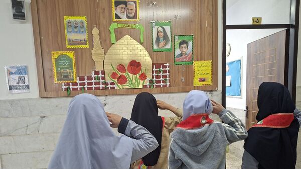 آیین نواختن زنگ چهل و هفتمین سالروز پیروزی انقلاب اسلامی در دبستان دخترانه فرهنگیان ۲