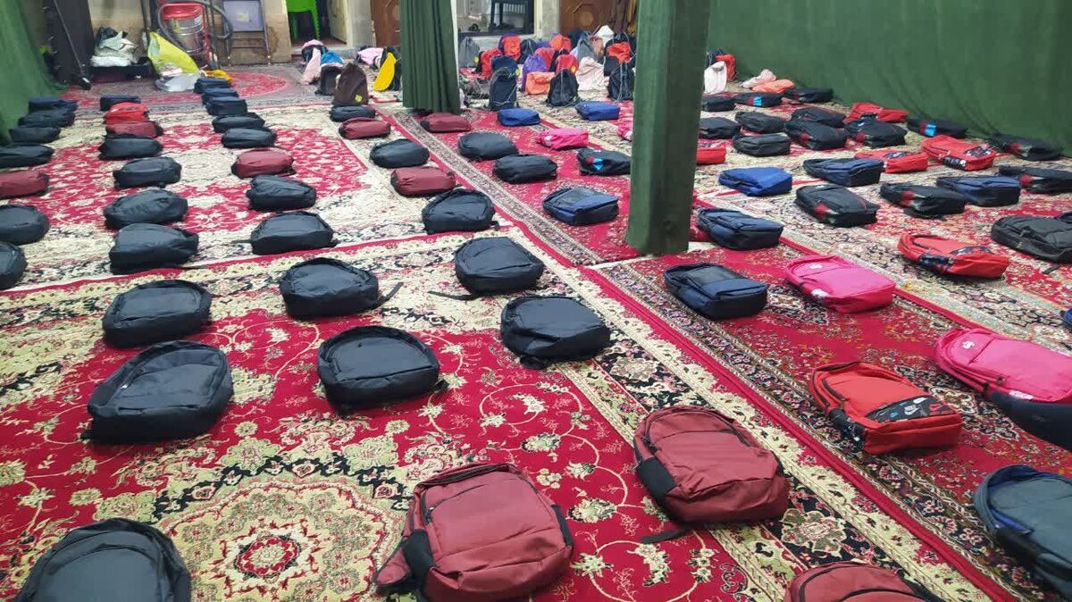 لبخند مهر در بروجرد؛ ۳۰۰ بسته لوازم‌التحریر به دست دانش‌آموزان رسید