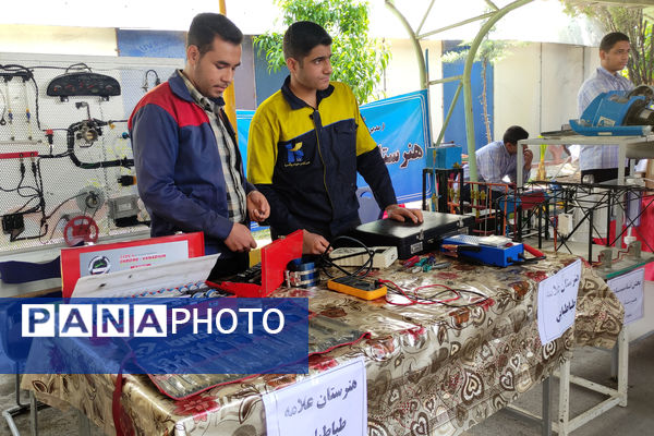 نمایشگاه آثار هنری هنرستان‌ها به‌مناسبت هفته مشاغل 
