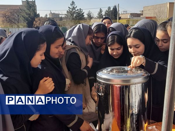 برپایی چایخانه به مناسبت میلاد امام عصر(عج)در دبیرستان نمونه وکیلی ۱۰