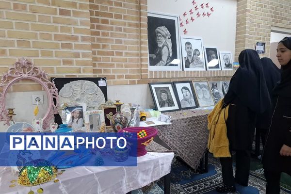 برپایی نمایشگاه هنرهای دست‌ساز در مدرسه فرهنگ قرچک