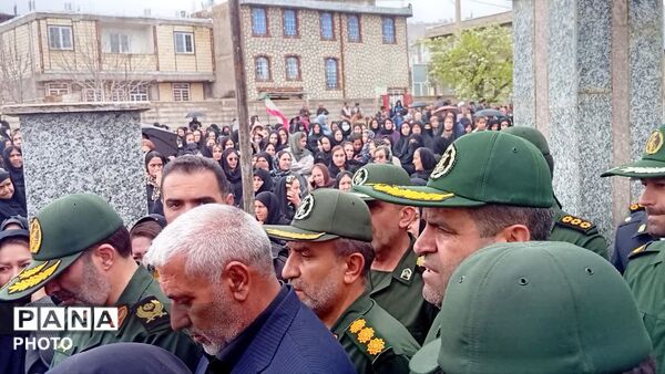  حضور پر شور بانوان در مراسم تدفین شهیده یکتا امیریان در یاسوج