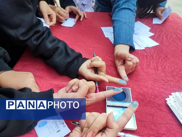 انتخابات شورای دانش‌آموزی در هنرستان مهدیزاده نیا