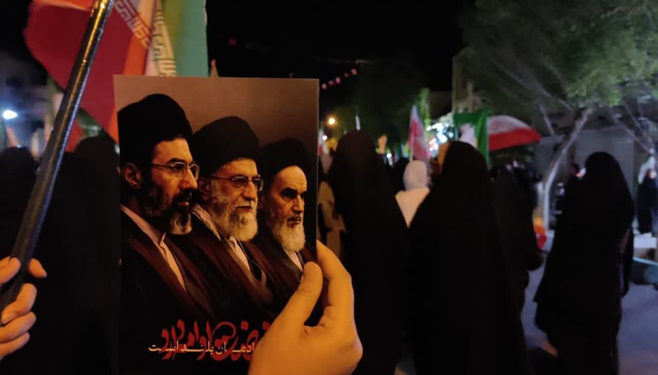 کاروان پیاده در میدان آزادی یزد