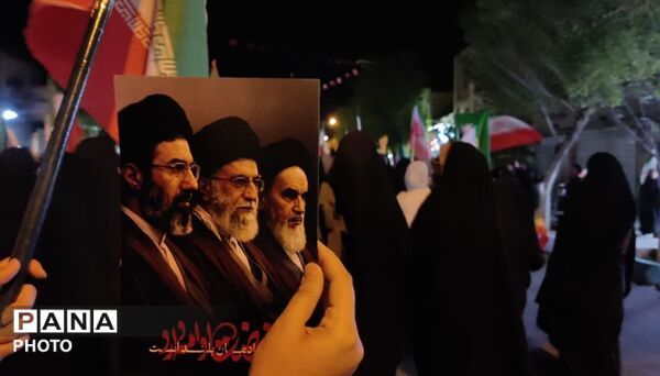 کاروان پیاده در میدان آزادی یزد