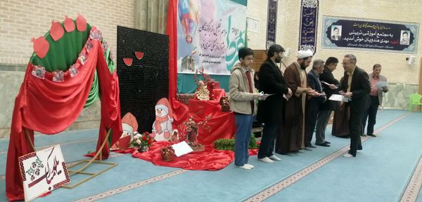 تقدیر از دانش‌آموزان برگزیده ناحیه چهار قم در جشنواره «فردا»