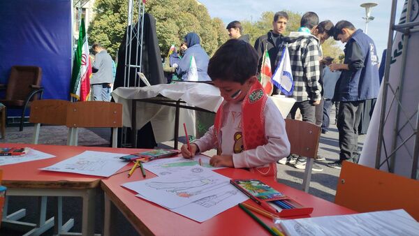غرفه نسل افتخار سازمان دانش‌آموزی استان آذربایجان شرقی در راهپیمایی ۱۳‌ آبان